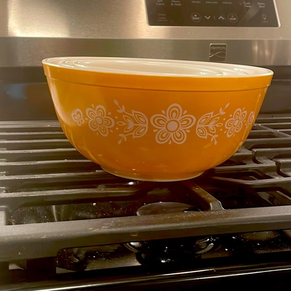 Vintage Pyrex mixing bowl set of three butterfly gold pattern. EUC! - Picture 1 of 6